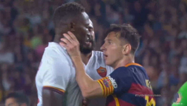 Tinh huong Messi huc dau vao mat doi thu hinh anh