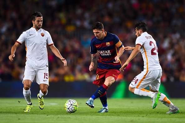 Messi xu ly kheo leo trong vong vay cua cau thu AS Roma hinh anh