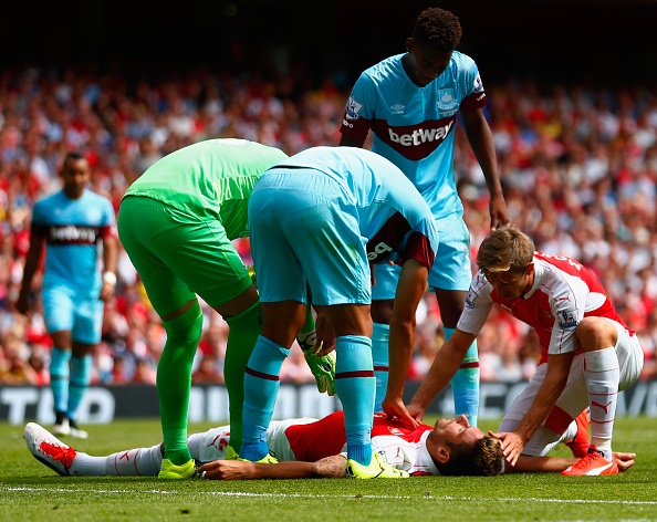 Tinh huong Giroud bi ngat sau va cham manh voi Tomkins hinh anh