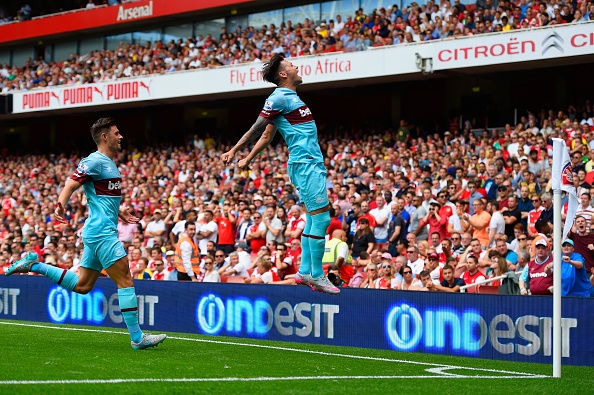 Pha dut diem tu xa cua Zarate khien Petr Cech bo tay hinh anh