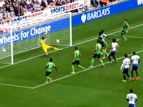 Pha cuu thua xuat sac nhat vong 1 Ngoai hang Anh hinh anh