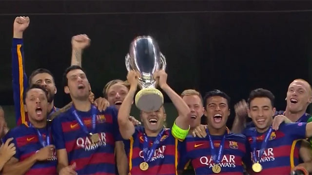 Cau thu Barcelona an mung danh hieu Sieu cup chau Au hinh anh