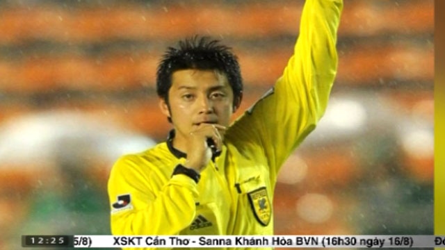 Trong tai Nhat Ban bat chinh o V. League hinh anh