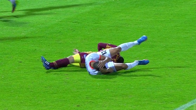 Pha va cham khien hai cau thu nam guc tren san hinh anh