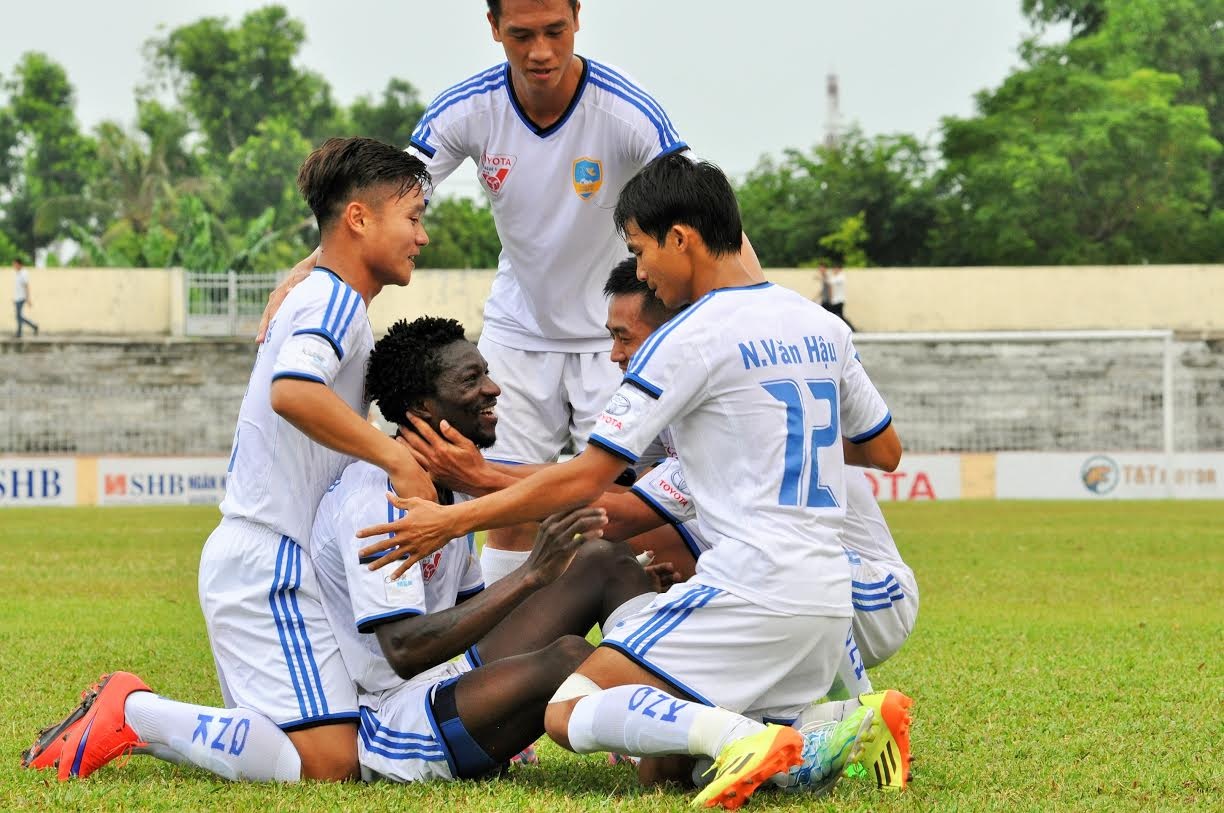 Hai ban thang cua Quang Nam vao luoi Than Quang Ninh hinh anh