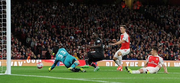 Pha cuu thua xuat sac cua thu thanh Petr Cech hinh anh