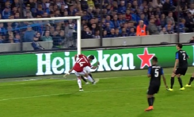 Pha sut bong vot xa kho tin cua Chicharito hinh anh