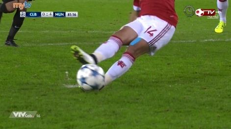 Pha sut hong 11 m nhu Terry cua Chicharito hinh anh