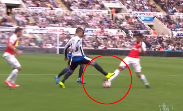 Pha dap bong khien cau thu Newcastle nhan the do hinh anh