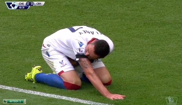 Cau thu Crystal Palace bi sut bong dung cho hiem hinh anh