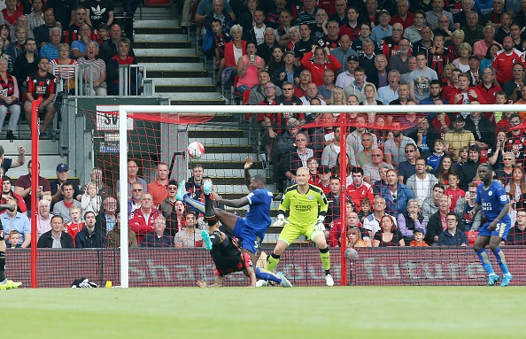 Top 5 ban thang dep nhat vong 4 Ngoai hang Anh hinh anh