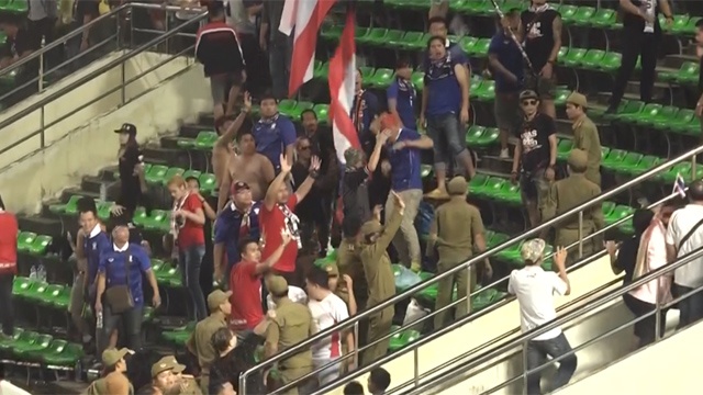 CDV U19 Viet Nam nem con mua chai lo ve phia CDV Thai Lan hinh anh