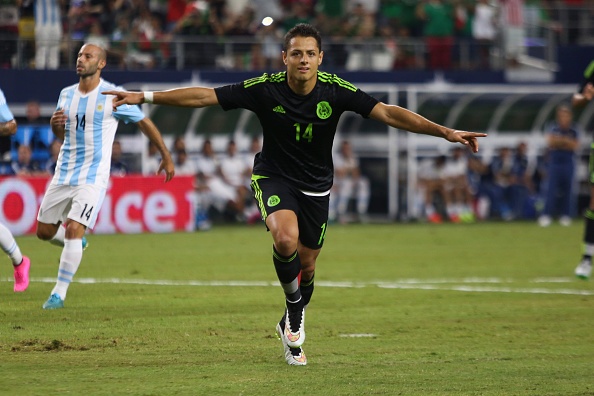 Ban thang cua Javier Hernandez vao luoi Argentina hinh anh