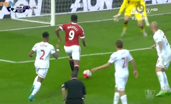 Martial solo ghi ban an tuong trong tran ra mat o MU hinh anh