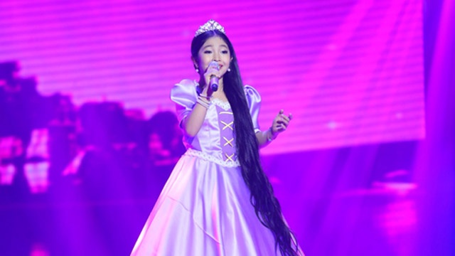 Hong Minh the hien ca khuc 'I see the light' hinh anh