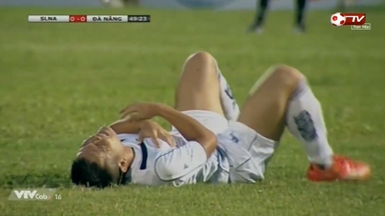 Tinh huong Phi Son nhan the vang vi danh nguoi doi thu hinh anh