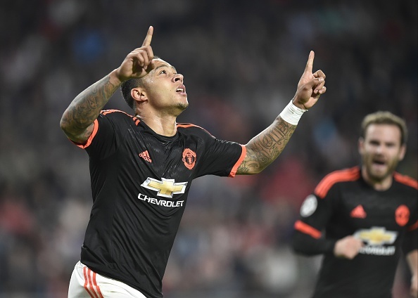 Depay di qua 2 cau thu PSV ghi ban cho M.U hinh anh