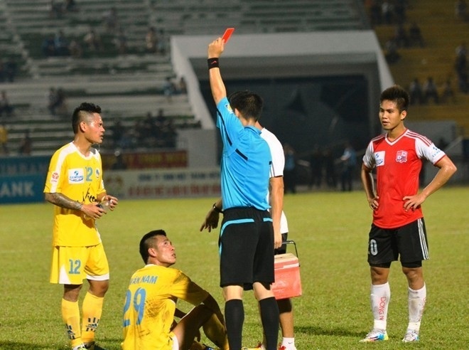 Nguyen Van Nam nhan 2 the vang trong tran gap Quang Ninh hinh anh