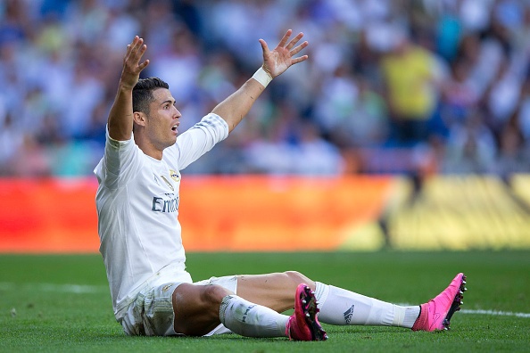 Ronaldo bat luc truoc khung thanh Eibar hinh anh