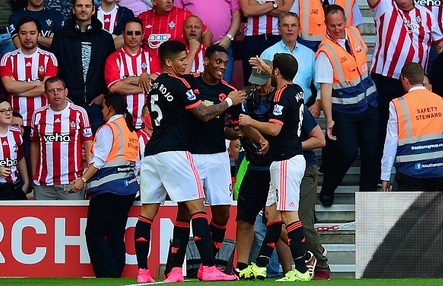 Martial ghi ban sau sai lam cua hau ve Southampton hinh anh