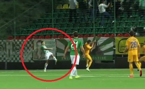 Pha volley kho tin tu goc hep hinh anh