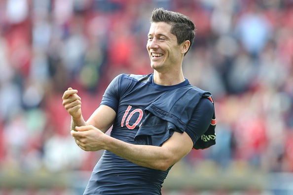 Lewandowski lap cu dup giup Bayern thang 3-0 hinh anh
