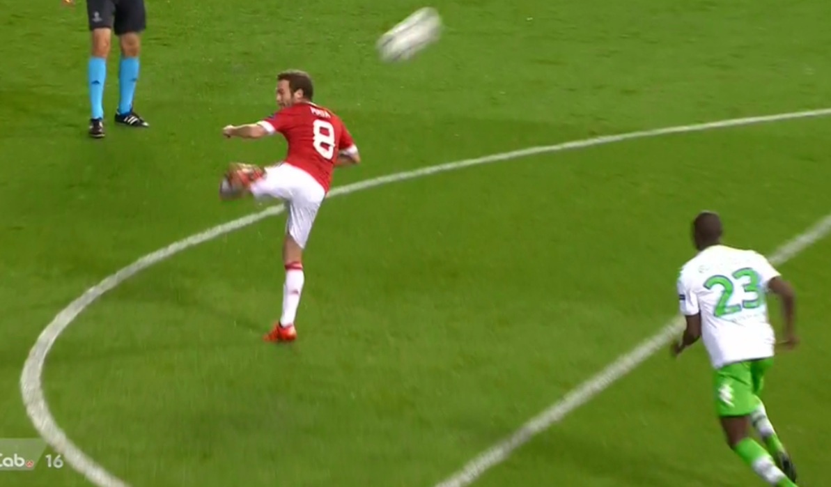 Pha kien tao dang cap cua Mata cho Smalling ghi ban hinh anh