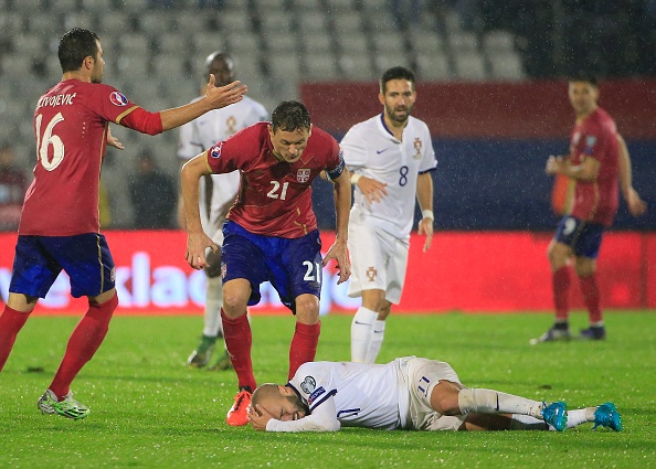 Tinh huong co tinh danh cui cho cua Matic hinh anh