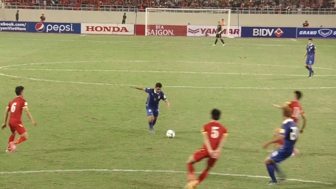 Ban thang dep mat cua cau thu Thai Lan hinh anh