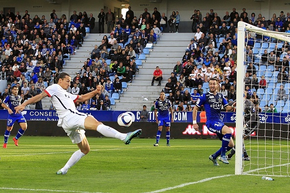 Ibrahimovic lap cu dup giup PSG vuot qua Bastia 2-0 hinh anh