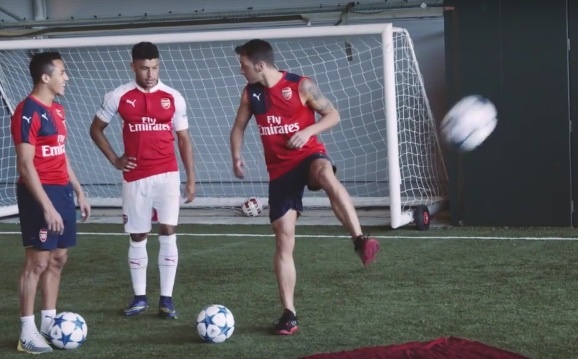 Oezil thang Sanchez trong thu thach sut bong vao thung rac hinh anh