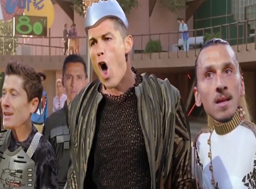 Video Ronado truy duoi Messi trong cuoc dua Qua bong vang hinh anh