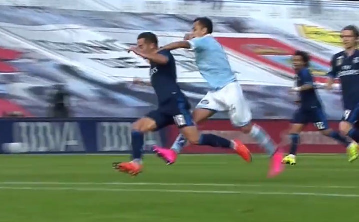 Pha bong cau thu Real bi doi thu dam vao gay hinh anh