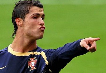 Ronaldo tung bi duoi hoc vi nem ghe vao giao vien hinh anh