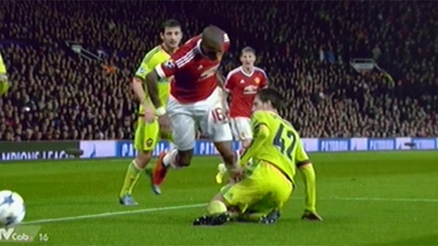 Pha kiem 11 m bat thanh cua Ashley Young hinh anh