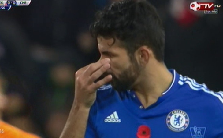 Diego Costa che Shawcross boc mui kho chiu hinh anh