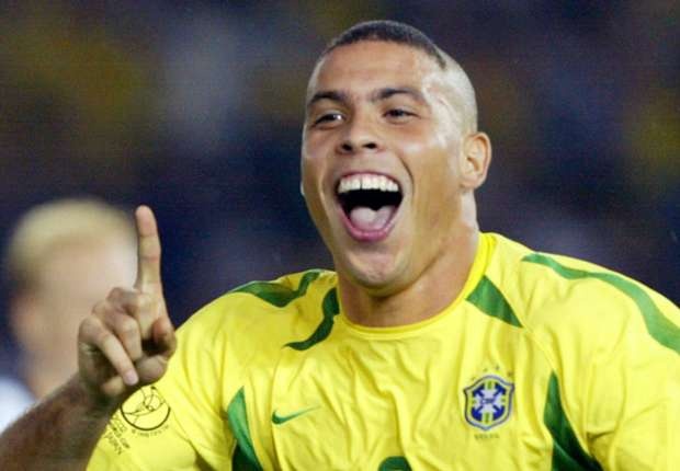 Nhin lai su nghiep cua Ronaldo qua tranh ve hinh anh