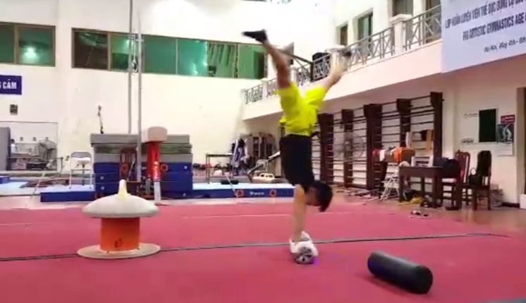 Phuoc Hung trong cay chuoi tren xe dien hinh anh