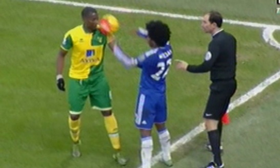 Willian nem bong vao mat cau thu Norwich hinh anh