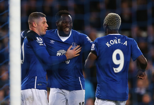 Lukaku lap cu dup, Everton thang dam Aston Villa hinh anh