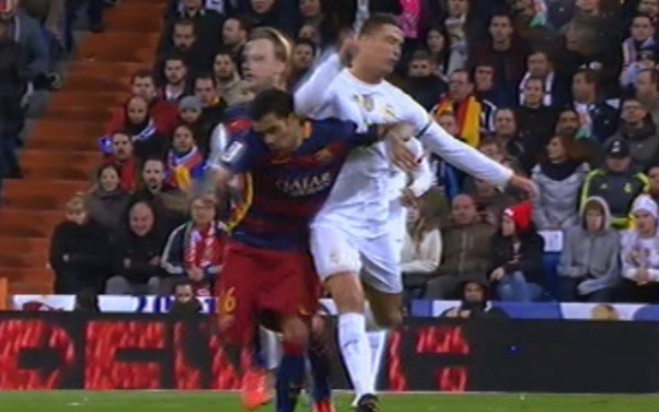 Ronaldo thuc cui cho vao dau Dani Alves hinh anh