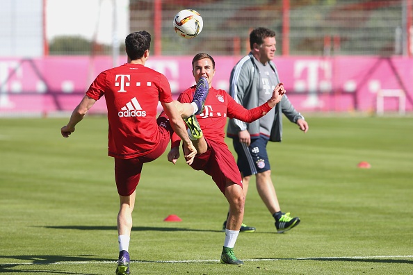 Lewandowski choi bong ngau hung tren san tap hinh anh