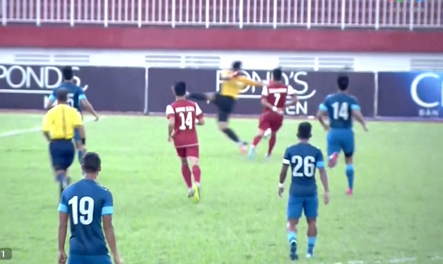 Sai lam hai huoc cua thu mon U21 Singapore hinh anh