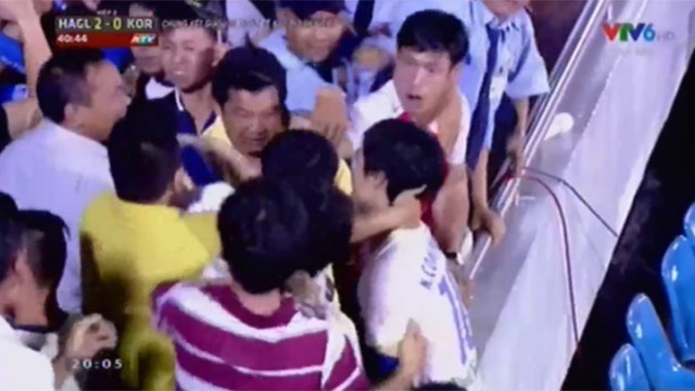 Co dong vien om chat Cong Phuong sau khi ghi ban hinh anh