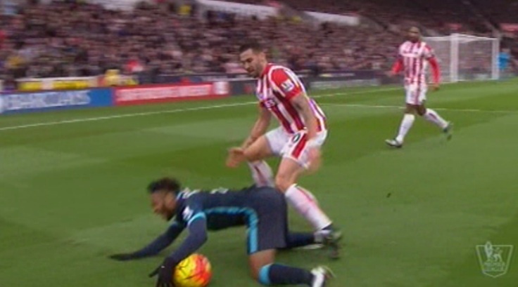 Tinh huong tu nga hai huoc cua Sterling hinh anh