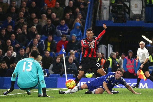 Courtois cuu thua an tuong o vong 15 Ngoai hang Anh hinh anh