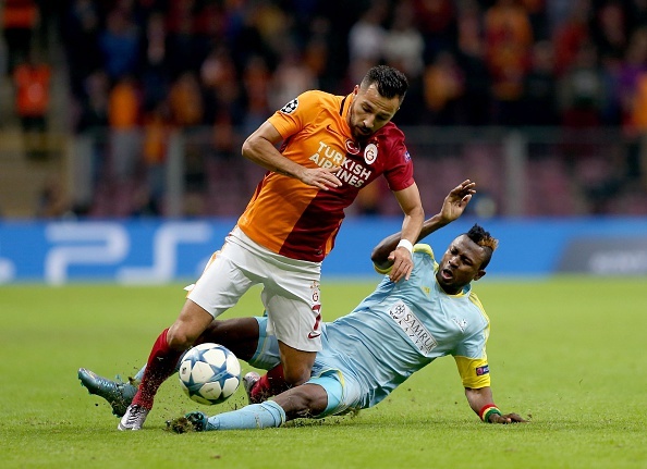 Galatasaray vat va cam hoa Astana tren san nha hinh anh