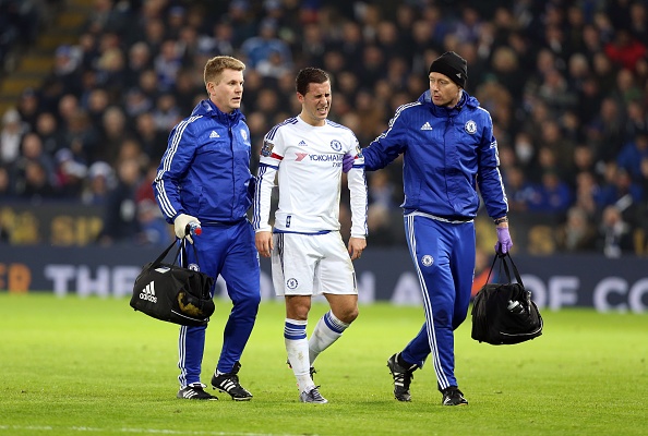 Tinh huong Hazard phai roi san do va cham voi Vardy hinh anh