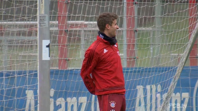 Mueller lam bia cho dong doi sut bong hinh anh