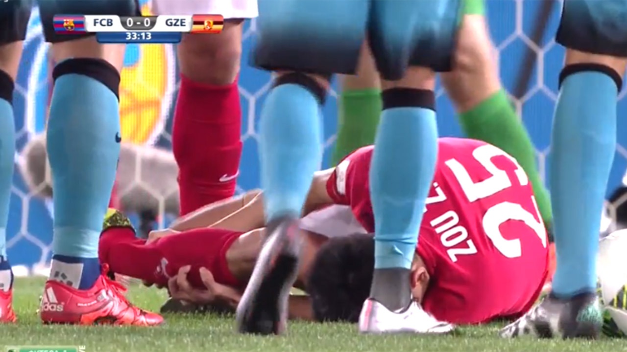 Tinh huong cau thu Trung Quoc bi gay chan hinh anh